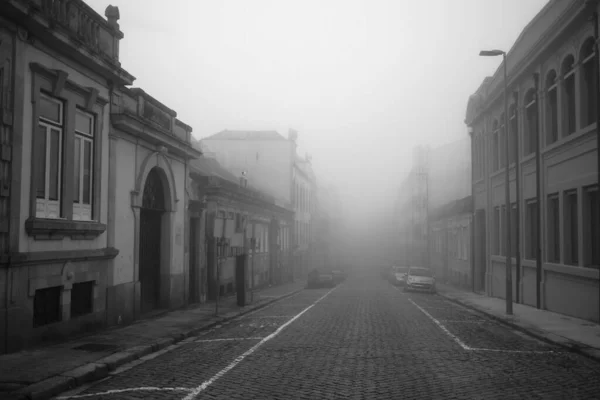 Uma Rua Manhã Com Nevoeiro Espesso Porto Portugal Foto Preto — Fotografia de Stock