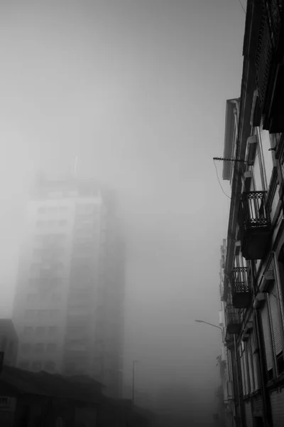 Dichte Mist Straat Ochtend Porto Portugal Zwart Wit Foto — Stockfoto