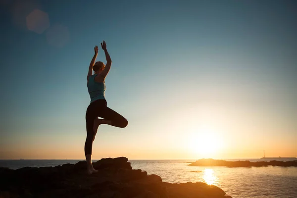 Une Femme Fait Yoga Gymnastique Coucher Soleil Sur Océan — Photo