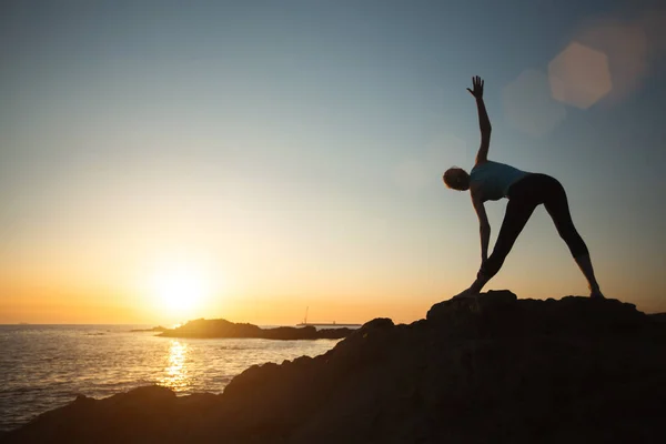 Silhuett Kvinna Som Gör Gymnastik Övningar Solnedgången Havet — Stockfoto