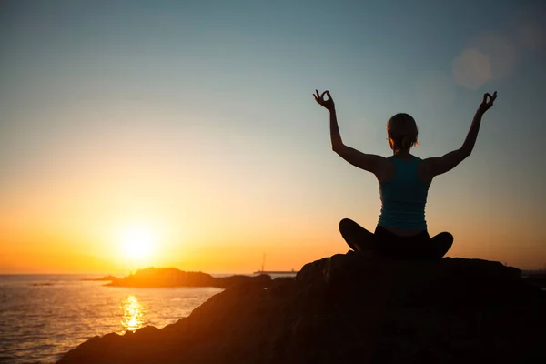 日落时分 一位瑜伽女子坐在荷花上沉思 — 图库照片