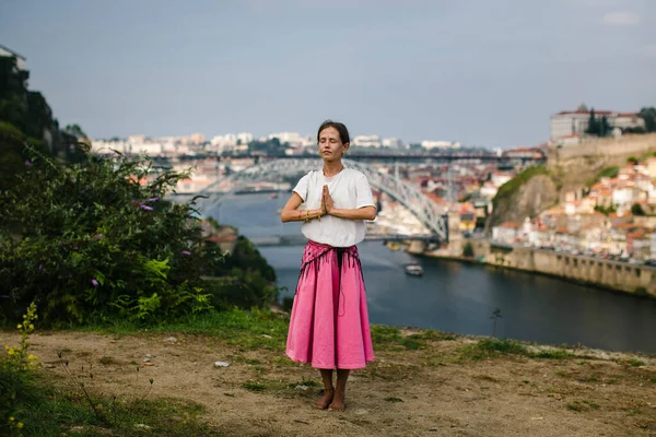 Une Femme Médite Debout Sur Les Rives Fleuve Douro Porto — Photo