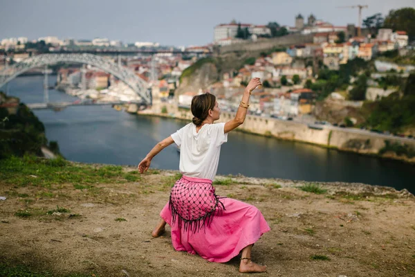 Μια Γυναίκα Που Ασχολείται Χορογραφία Στις Όχθες Του Douro Πόρτο — Φωτογραφία Αρχείου