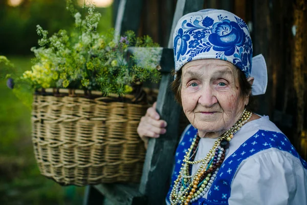 Porträtt Slavisk Gammal Kvinna Landet Utomhus — Stockfoto