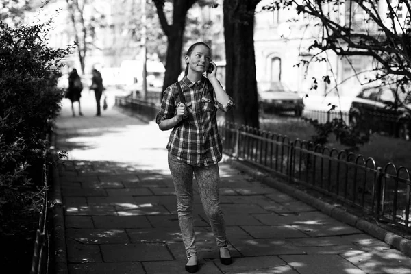 Una Adolescente Hablando Por Celular Parque Foto Blanco Negro — Foto de Stock