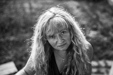 Genç, güzel bir köylünün portresi. Siyah beyaz fotoğraf.