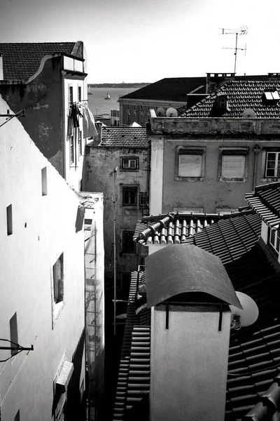 Widok Miasto Jednej Wąskich Ulic Dzielnicy Alfama Lizbona Czarno Białe — Zdjęcie stockowe