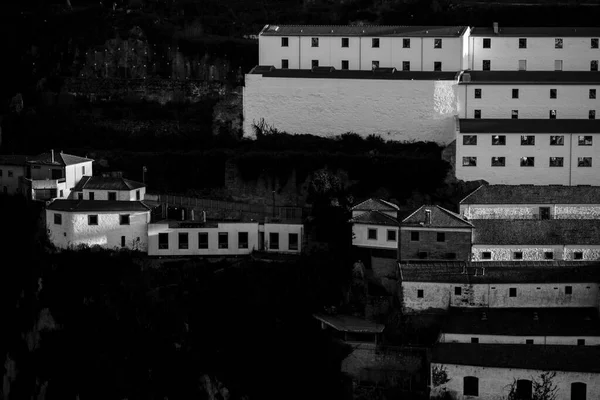 ポルトガル ポルトのヴィラ ガイア ノバの岩の海岸線の建物の眺め 白黒写真 — ストック写真