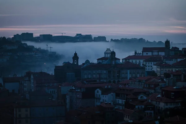 Vista Centro Cidade Velha Entardecer Nevoeiro Porto Portugal — Fotografia de Stock