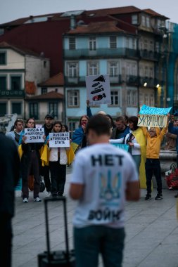 PORTO, PORTUGAL - 10 Ekim 2022 Ukraynalılar Rus saldırısını protesto etmek için Lions Meydanı 'nda toplandılar. Ukrayna 'nın en büyük şehirleri bugün Rus birlikleri tarafından ağır ateş altında kaldı..