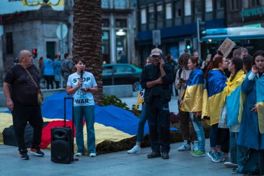 PORTO, PORTUGAL - 10 Ekim 2022 Ukraynalılar Rus saldırısını protesto etmek için Lions Meydanı 'nda toplandılar. Ukrayna 'nın en büyük şehirleri bugün Rus birlikleri tarafından ağır ateş altında kaldı..
