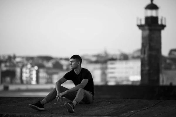 Jovem Bonito Senta Passeio Foto Preto Branco — Fotografia de Stock