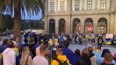 PORTO, PORTUGAL - 10 Ekim 2022 Ukraynalılar Rus saldırısını protesto etmek için Lions Meydanı 'nda toplandılar. Ukrayna 'nın en büyük şehirleri bugün Rus birlikleri tarafından ağır ateş altında kaldı..  