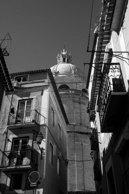 Alfama Bölgesi, Santa Engracia Kilisesi, Lizbon 'un eski merkezi. Siyah beyaz fotoğraf.