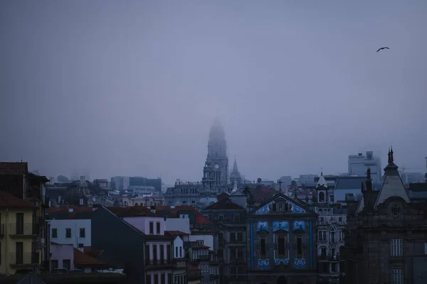 ポルトガルの霧の中でポルトの旧市街の眺め — ストック写真