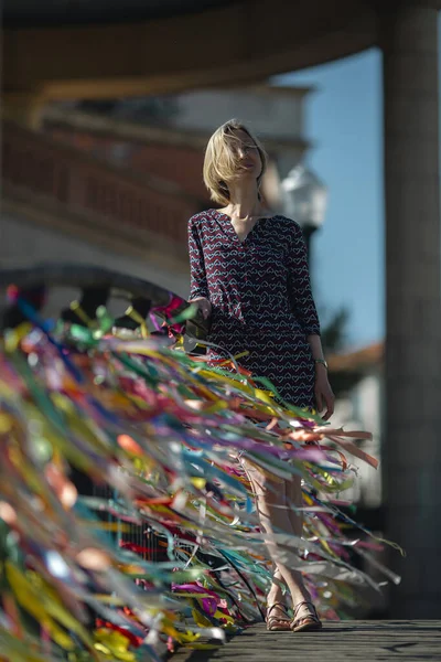 Una Mujer Posando Pequeño Puente Sobre Canal Aviro Portugal — Foto de Stock