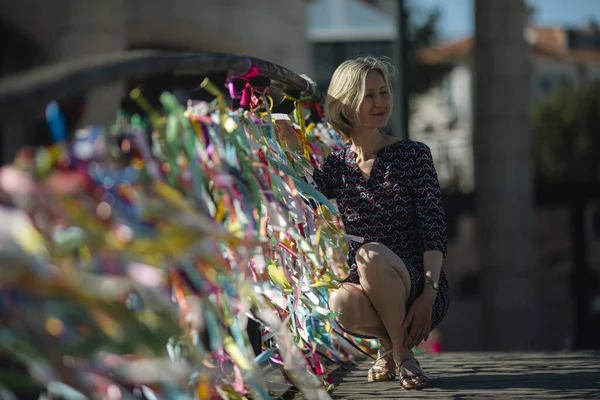 Una Mujer Posando Pequeño Puente Sobre Canal Aviro Portugal —  Fotos de Stock