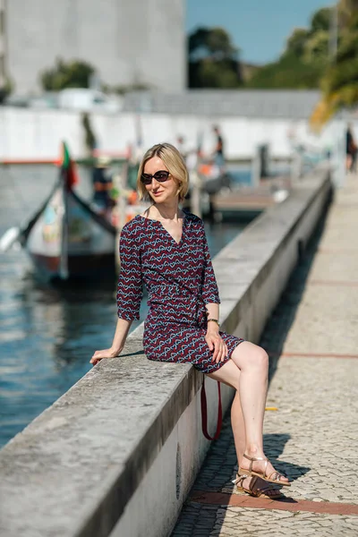 Una Mujer Sienta Paseo Por Canal Aveiro Portugal Barcos Moliseiro — Foto de Stock