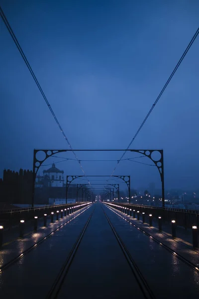 ポルトガルのポルトで夜のドム ルイスI鉄橋の眺め — ストック写真