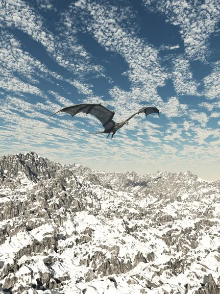 Γκρι δράκος πετάει πάνω από τα βουνά — Φωτογραφία Αρχείου