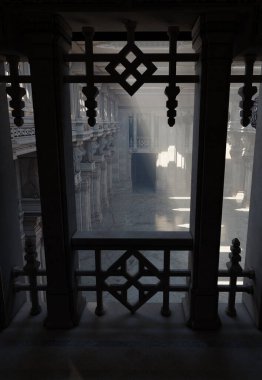 Ay Işığındaki Gizemli Pers Avlusu, dijital olarak hazırlanmış fantezi illüstrasyonu