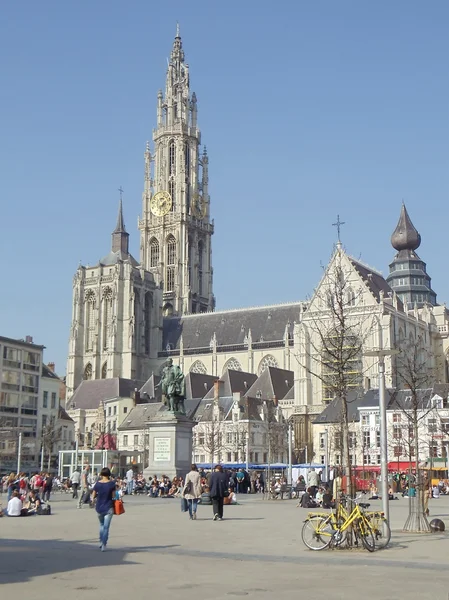 Wiosna w Europie. słoneczny, kwietniowy dzień w Antwerpii, Belgia. — Zdjęcie stockowe