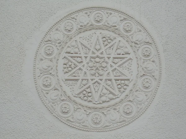 Un elemento decorativo en la pared de yeso blanco . — Foto de Stock