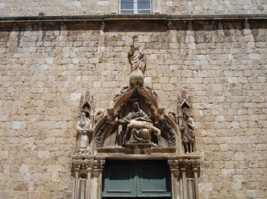 Hırvatistan dubrovnik. eski bir bina giriş kapısı civarında dekorasyon öğesi. Temmuz 2006.