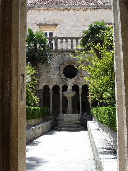 克罗地亚、 古代寺内庭院。2006 年 7 月. — 图库照片