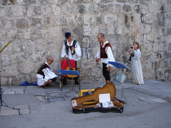 Croatia, Dubrovnik. Folk musicians are preparing for the concert at the wall of an ancient fortress. July, 2006. — Stock Photo, Image