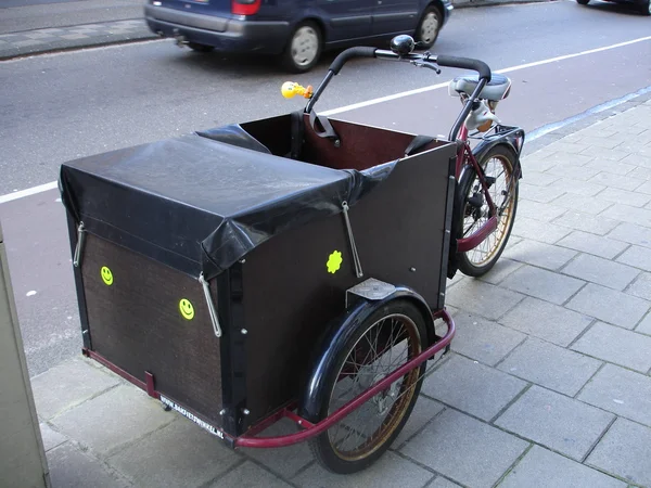 Holandia, amsterdam. typowy rower amsterdam. Marzec, 2008. — Zdjęcie stockowe