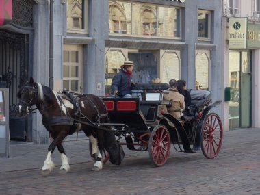 Belçika, sürücü ve yolcu ghent.a turist taksi. Nisan 2012.
