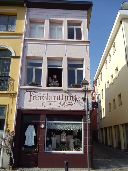 Bélgica, Gante. Vista de la ciudad. Una mujer y un niño en la viña sobre una pequeña tienda.Abril, 2012 . — Foto de Stock