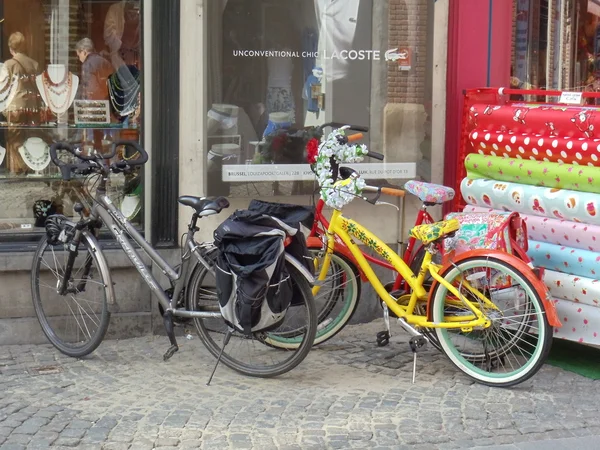 Two bicyles near the shop window. Antwerpen, Belgium, April, 2012. — Stock Photo, Image