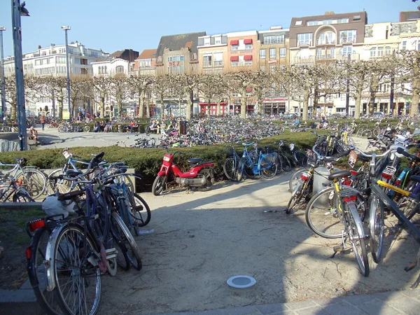 België, Gent. overvloed van fietsen op het plein in de buurt van het treinstation. april 2012. — Stockfoto