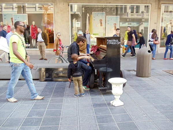 Бельгія, Антверпена. Джазовий музикант грою на фортепіано в центральній вулиці. квітня 2012. — стокове фото