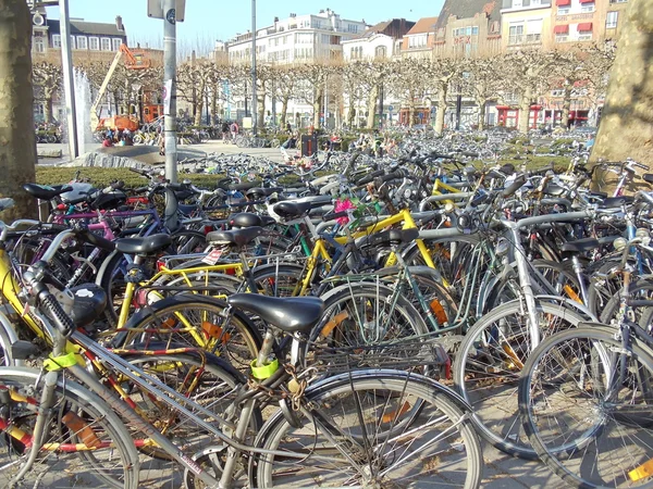 België, Gent. overvloed van fietsen op het plein in de buurt van het treinstation. april 2012. — Stockfoto