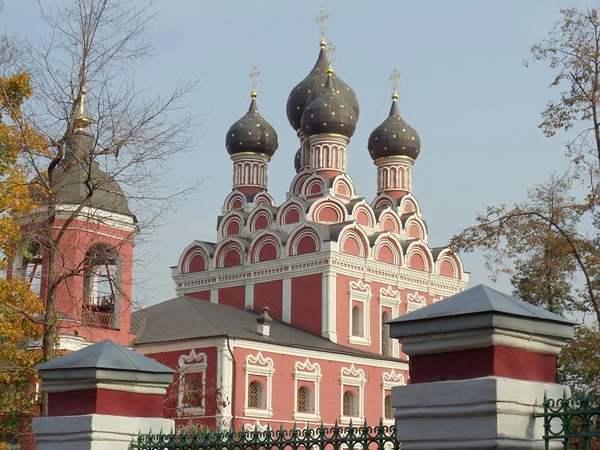 De kerk van theotokos voor Tichvin icon in alekseevskoe in oktober. — Stockfoto