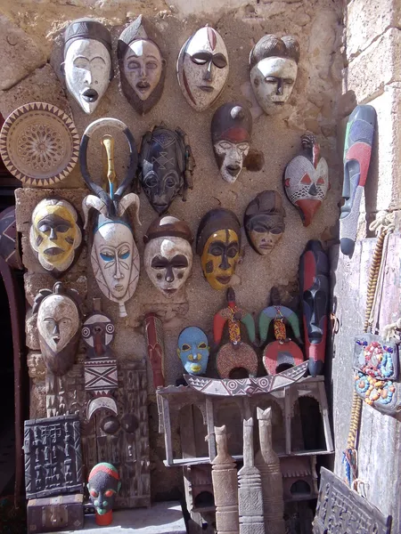 在 essauoira，摩洛哥的街头艺术和纪念品商店。2013 年 1 月，. — 图库照片