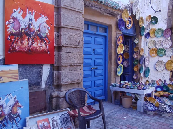 Gatan konst och souvenir butik i essauoira, Marocko. januari 2013. — Stockfoto