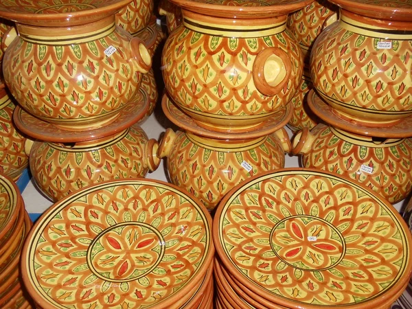 Artesanato. Numa poterie marroquina. Pratos feitos à mão e pratos com padrões marroquinos. Agadir, Marrocos. Janeiro de 2013 . — Fotografia de Stock