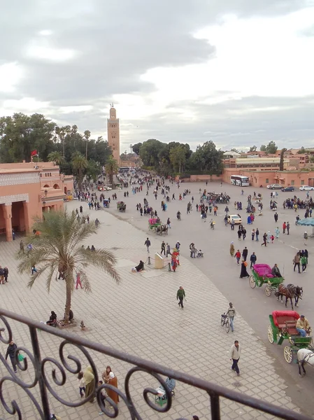 Blick auf die Stadt vom Dach. Moschee, Medina (Altstadt), Marrakesch, Marokko. Januar 2013 — Stockfoto
