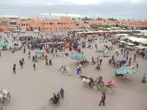 Utsikt över staden. marknaden i centrum av medinan (en gammal historisk del av staden) i marrakech, Marocko. januari 2013 — Stockfoto