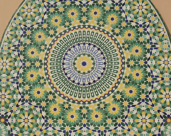 Decoratieve mozaïek op de muur van het gebouw. Agadir, Marokko. — Stockfoto