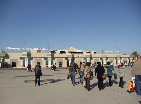 到着。ちょうど空港アル マシーラ空港、アガディール、モロッコ、2013 年 1 月、平面を残した乗客. — ストック写真