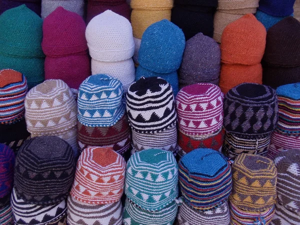 Achtergrond. ambachten. handgemaakte gebreide wollen hoeden met Marokkaanse ontwerp. Essaouira, Marokko. — Stockfoto