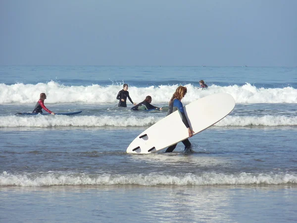 Lecții de surf pentru începători în Taghazout, Maroc. ianuarie, 2013 . — Fotografie, imagine de stoc