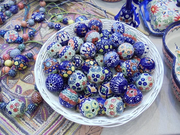 Bugigangas de vidro feitas à mão. Mercado de pulgas de Moscou "Tishinka". Março, 2013 . — Fotografia de Stock