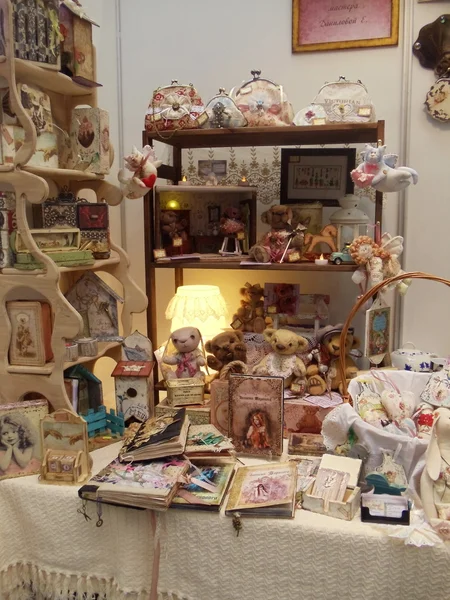 Bambole da collezione in stile retrò. Mosca Fiera Internazionale delle Bambole da Collezione e Orsacchiotti. aprile 2013 . — Foto Stock