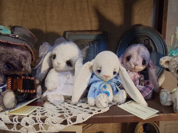 Sad toy hares. Moscow International Fair of Collectible Dolls and Teddy Bears. April, 2013. — Stock Photo, Image